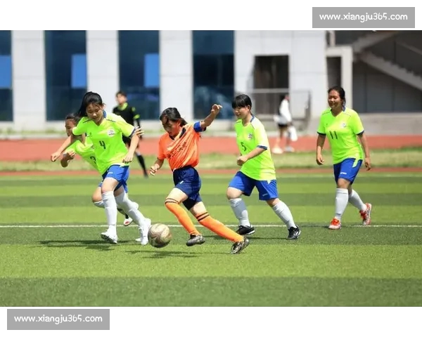 绿茵场上的激情对决一场足球比赛点燃城市热血梦想与荣耀之夜巅峰